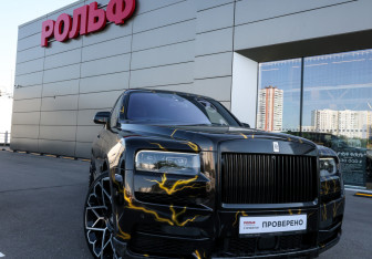 Подержанный автомобиль Rolls-Royce Cullinan 2019 года (42 фото)