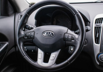 Подержанный автомобиль Kia Ceed Hatchback 2010 года (15 фото)