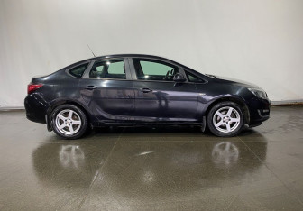 Подержанный автомобиль Opel Astra Sedan 2012 года (7 фото)