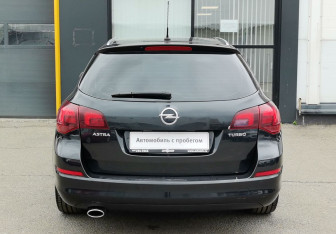 Подержанный автомобиль Opel Astra Wagon 2012 года (6 фото)