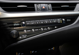 Подержанный автомобиль Lexus ES 2019 года (19 фото)