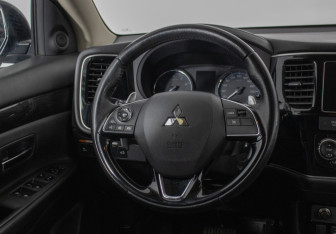 Подержанный автомобиль Mitsubishi Outlander 2018 года (15 фото)