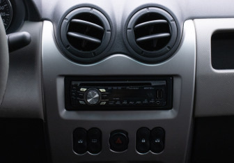 Подержанный автомобиль Renault Logan Sedan 2011 года (13 фото)