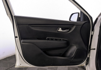 Подержанный автомобиль Kia Rio Hatchback 2021 года (18 фото)