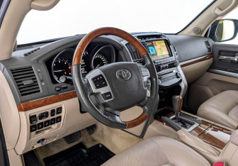 Подержанный автомобиль Toyota Land Cruiser Suv 2013 года (16 фото)