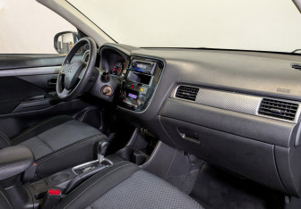 Подержанный автомобиль Mitsubishi Outlander 2016 года (11 фото)