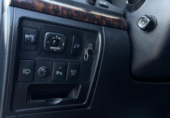 Подержанный автомобиль Toyota Land Cruiser Suv 2012 года (17 фото)