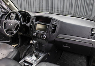 Подержанный автомобиль Mitsubishi Pajero 2012 года (11 фото)