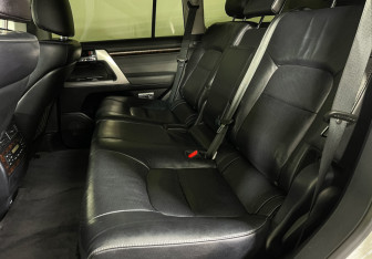 Подержанный автомобиль Toyota Land Cruiser Suv 2013 года (10 фото)