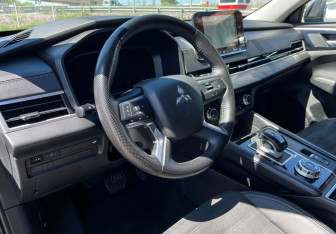 Подержанный автомобиль Mitsubishi Outlander 2023 года (13 фото)