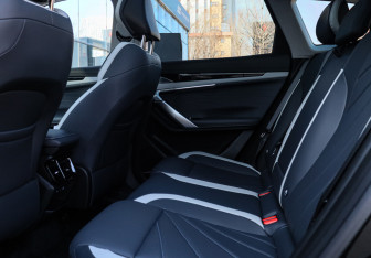 Подержанный автомобиль Geely Atlas 2023 года (9 фото)