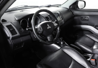 Подержанный автомобиль Mitsubishi Outlander 2011 года (15 фото)