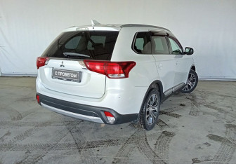 Подержанный автомобиль Mitsubishi Outlander 2017 года (6 фото)