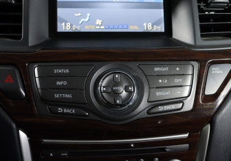 Подержанный автомобиль Nissan Pathfinder 2015 года (25 фото)