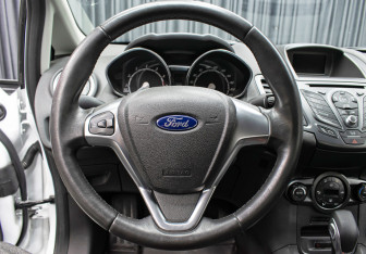 Подержанный автомобиль Ford Fiesta Sedan 2016 года (16 фото)