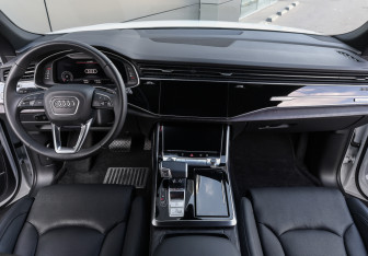 Подержанный автомобиль Audi Q8 2022 года (15 фото)