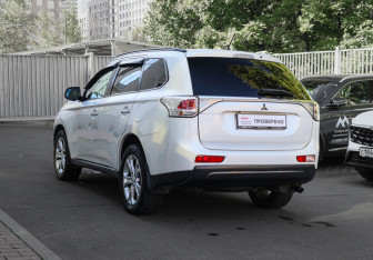 Подержанный автомобиль Mitsubishi Outlander 2013 года (6 фото)