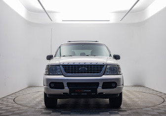 Подержанный автомобиль Ford Explorer 2005 года (2 фото)