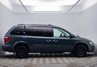 Подержанный автомобиль Chrysler Town & Country 2006 года (4 фото)