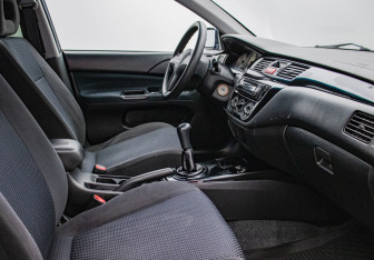 Подержанный автомобиль Mitsubishi Lancer Sedan 2006 года (9 фото)
