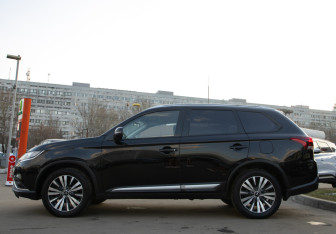 Подержанный автомобиль Mitsubishi Outlander 2020 года (6 фото)