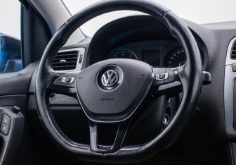 Подержанный автомобиль Volkswagen Polo Sedan 2017 года (15 фото)