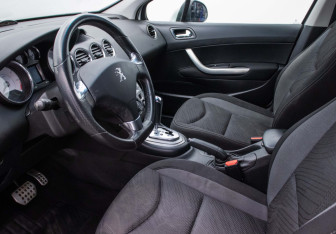 Подержанный автомобиль Peugeot 408 2014 года (10 фото)