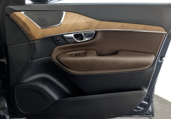 Подержанный автомобиль Volvo XC90 2021 года (24 фото)