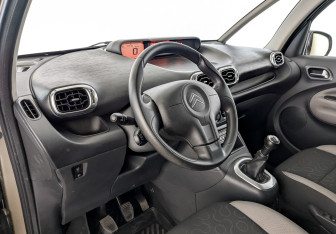 Подержанный автомобиль Citroen C3 Picasso 2012 года (16 фото)