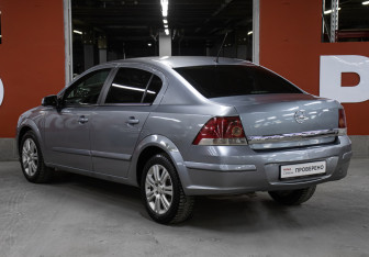 Подержанный автомобиль Opel Astra Sedan 2007 года (7 фото)