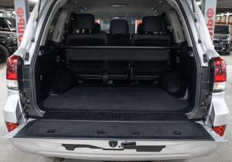 Подержанный автомобиль Toyota Land Cruiser Suv 2015 года (10 фото)