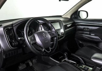 Подержанный автомобиль Mitsubishi Outlander 2020 года (10 фото)