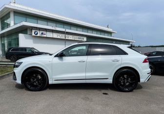 Подержанный автомобиль Audi Q8 2019 года (8 фото)