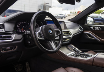 Подержанный автомобиль BMW X6 2021 года (9 фото)