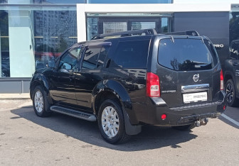 Подержанный автомобиль Nissan Pathfinder 2010 года (7 фото)