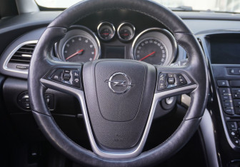 Подержанный автомобиль Opel Astra Hatchback 2014 года (14 фото)