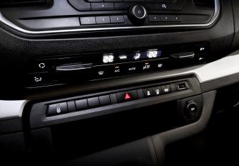 Подержанный автомобиль Peugeot Traveller 2021 года (29 фото)