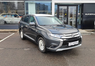 Подержанный автомобиль Mitsubishi Outlander 2016 года (3 фото)