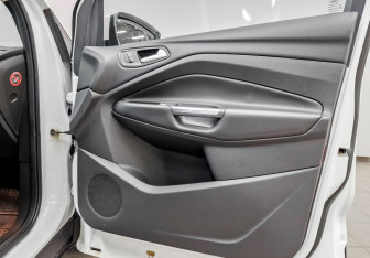 Подержанный автомобиль Ford Kuga 2015 года (24 фото)