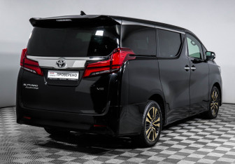 Подержанный автомобиль Toyota Alphard 2019 года (5 фото)