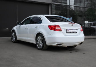 Подержанный автомобиль Suzuki Kizashi 2011 года (6 фото)