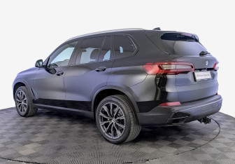 Подержанный автомобиль BMW X5 2019 года (7 фото)
