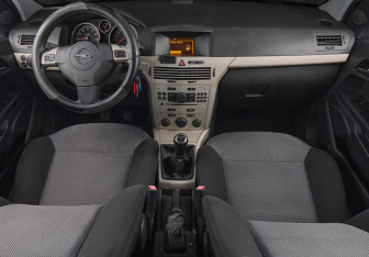 Подержанный автомобиль Opel Astra Hatchback 2008 года (11 фото)