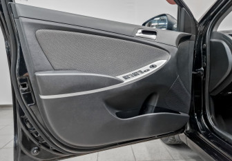 Подержанный автомобиль Hyundai Solaris Hatchback 2014 года (20 фото)