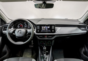 Подержанный автомобиль Skoda Rapid Liftback 2021 года (14 фото)