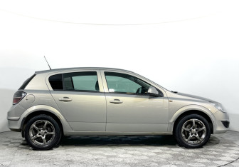 Подержанный автомобиль Opel Astra Hatchback 2011 года (4 фото)
