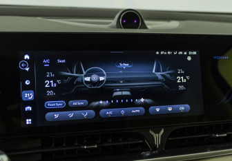 Подержанный автомобиль Voyah Dream 2023 года (20 фото)