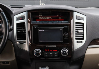 Подержанный автомобиль Mitsubishi Pajero 2019 года (11 фото)