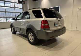 Подержанный автомобиль Kia Sorento 2007 года (6 фото)
