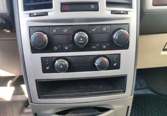 Подержанный автомобиль Chrysler Town & Country 2010 года (15 фото)
